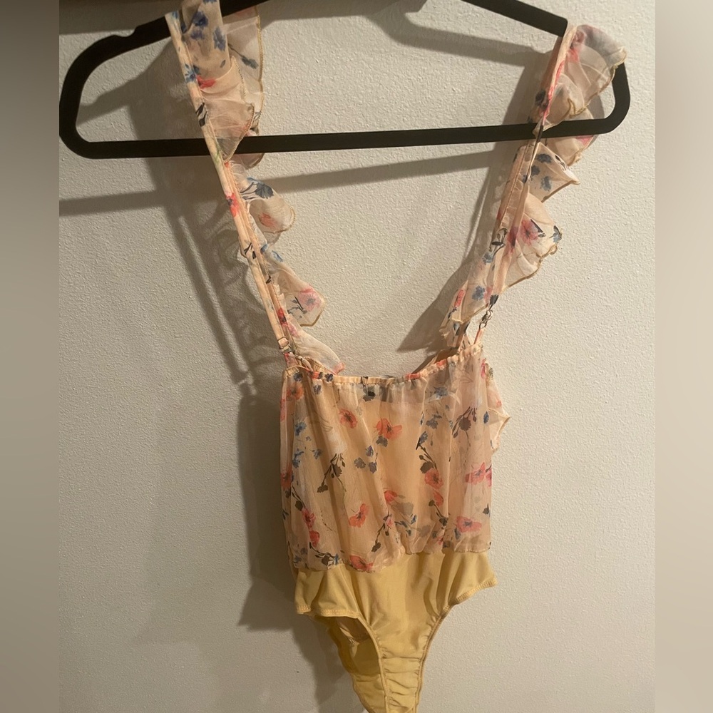 Lulus‎ floral yellow & pink bodysuit size XL